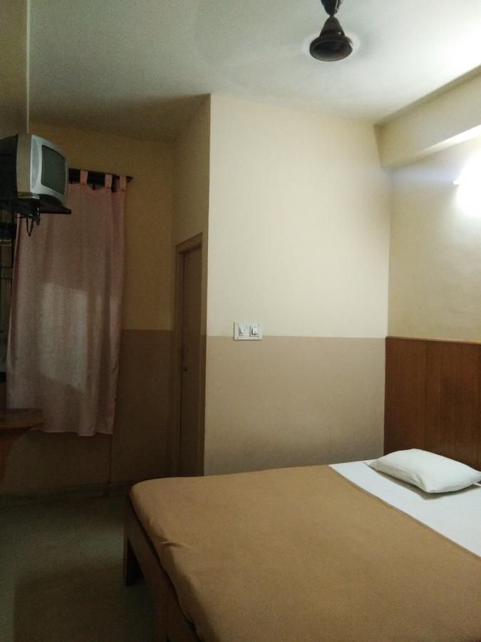 Veekay Tourist Home バンガロール エクステリア 写真
