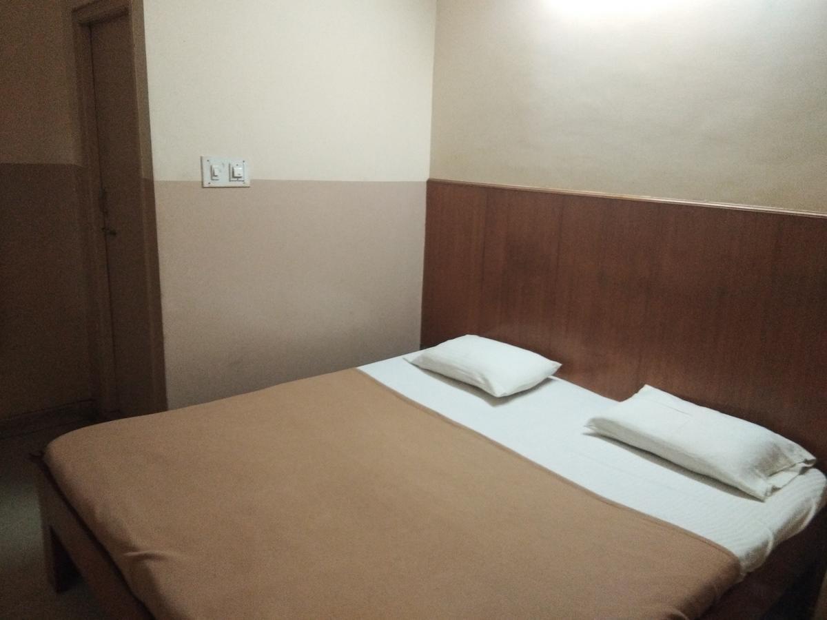 Veekay Tourist Home バンガロール エクステリア 写真